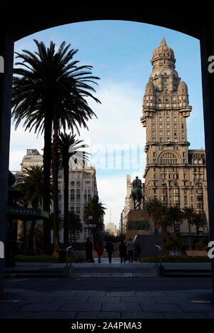 Ansicht der Palacio Salvo und die Independencia Platz von einem steinernen Torbogen. Altstadt, Montevideo, Uruguay. Stockfoto