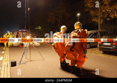 Haldensleben, Deutschland. 15 Okt, 2019. Feuerwehrmänner sind in Schutzanzügen. Zwei Mitarbeiter der Paketdienst Hermes in Haldensleben in Sachsen-Anhalt sind innerhalb eines Tages unter noch unklaren Umständen gestorben. Credit: Matthias Strauß/dpa/Alamy leben Nachrichten Stockfoto