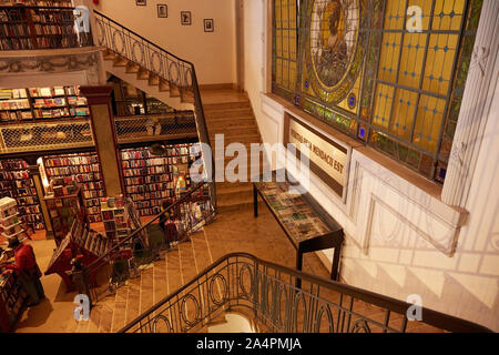 Innenräume der historischen "Puro Verso' Bibliothek, in der alten Fass von Montevideo, Uruguay. Stockfoto