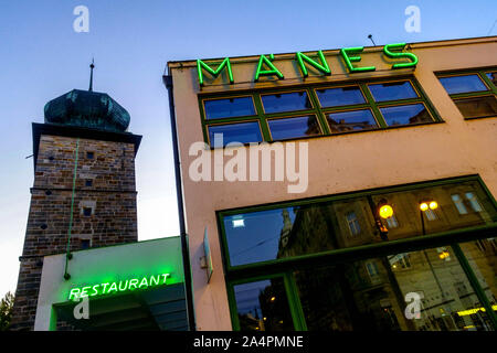 Prag Manes Gebäude mit einem gotischen Turm, Masarykovo nabrezi in Prag in der Tschechischen Republik Stockfoto