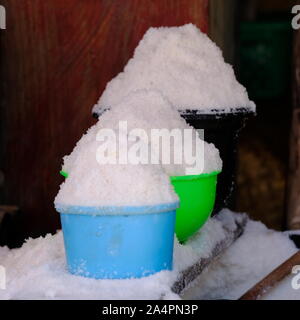 Indonesien Sumba Pasar Inpres Matawai - Salz Eimer Stockfoto