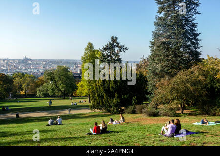 Blick auf die Prager Burg von Riegrovy sady Prager im Stadtpark, Tschechische Republik Stockfoto