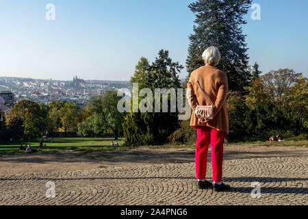 Blick auf die Prager Burg vom Riegrovy sady Prager Park Tschechische Republik ältere Frau Rückansicht Stockfoto