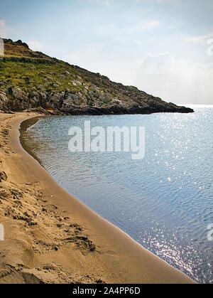 Schönen Sandstrand und bedecktem Himmel. Marmari in Lakonien, Griechenland. Stockfoto