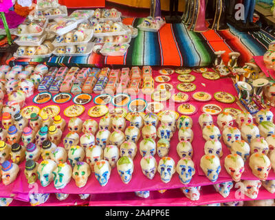 Mexikanischen Zucker Schädel, traditionellen Süßigkeiten als Opfergaben an Altäre für den Tag der Toten verwendet und nur um die Zeit der Feier zur Verfügung Stockfoto