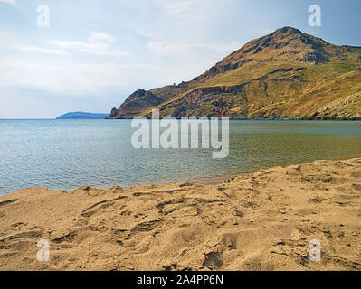 Schönen Sandstrand und bedecktem Himmel. Marmari in Lakonien, Griechenland. Stockfoto