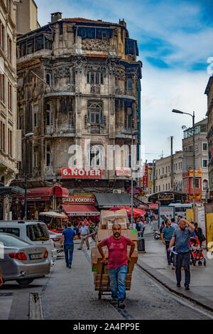 Viel befahrenen Straße Szene in Istanbul, Türkei. Stockfoto