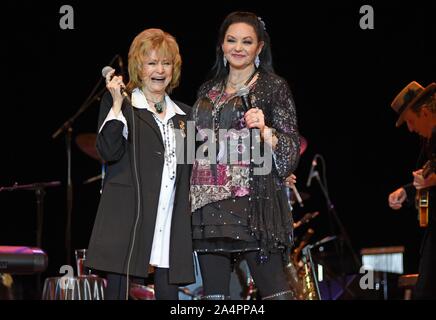 Hiawassee, GA, USA. 15 Okt, 2019. Peggy Sue Wright, Crystal Gayle Crystal Gayle auf der Bühne im Konzert, Georgia Mountain Fairgrounds, Hiawassee, GA, 15. Oktober 2019. Credit: Derek Sturm/Everett Collection/Alamy leben Nachrichten Stockfoto