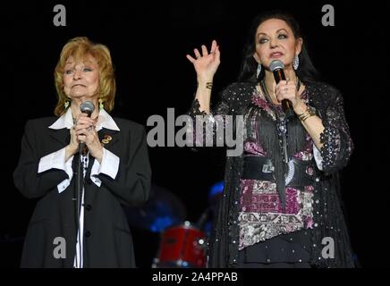 Hiawassee, GA, USA. 15 Okt, 2019. Peggy Sue Wright, Crystal Gayle Crystal Gayle auf der Bühne im Konzert, Georgia Mountain Fairgrounds, Hiawassee, GA, 15. Oktober 2019. Credit: Derek Sturm/Everett Collection/Alamy leben Nachrichten Stockfoto