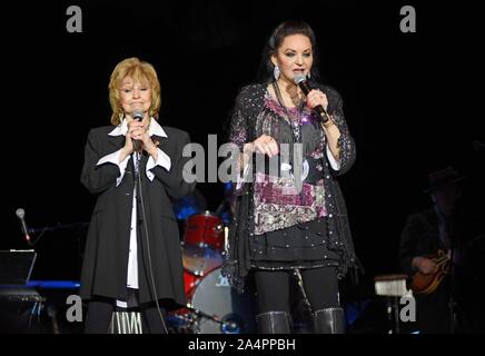 Hiawassee, GA, USA. 15 Okt, 2019. Peggy Sue Wright, Crystal Gayle Crystal Gayle auf der Bühne im Konzert, Georgia Mountain Fairgrounds, Hiawassee, GA, 15. Oktober 2019. Credit: Derek Sturm/Everett Collection/Alamy leben Nachrichten Stockfoto