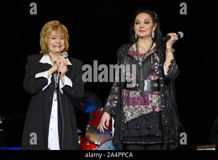 Hiawassee, GA, USA. 15 Okt, 2019. Peggy Sue Wright, Crystal Gayle Crystal Gayle auf der Bühne im Konzert, Georgia Mountain Fairgrounds, Hiawassee, GA, 15. Oktober 2019. Credit: Derek Sturm/Everett Collection/Alamy leben Nachrichten Stockfoto