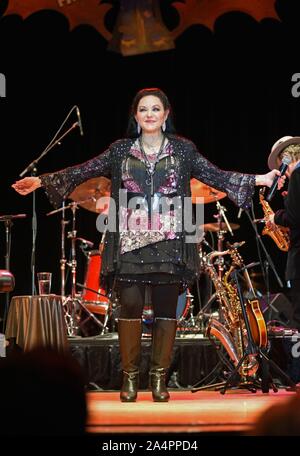 Hiawassee, GA, USA. 15 Okt, 2019. Crystal Gayle Crystal Gayle auf der Bühne im Konzert, Georgia Mountain Fairgrounds, Hiawassee, GA, 15. Oktober 2019. Credit: Derek Sturm/Everett Collection/Alamy leben Nachrichten Stockfoto