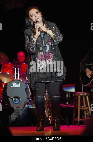 Hiawassee, GA, USA. 15 Okt, 2019. Crystal Gayle Crystal Gayle auf der Bühne im Konzert, Georgia Mountain Fairgrounds, Hiawassee, GA, 15. Oktober 2019. Credit: Derek Sturm/Everett Collection/Alamy leben Nachrichten Stockfoto