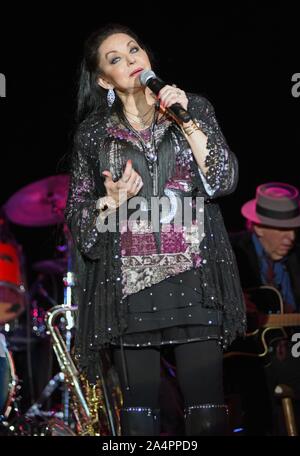 Hiawassee, GA, USA. 15 Okt, 2019. Crystal Gayle Crystal Gayle auf der Bühne im Konzert, Georgia Mountain Fairgrounds, Hiawassee, GA, 15. Oktober 2019. Credit: Derek Sturm/Everett Collection/Alamy leben Nachrichten Stockfoto