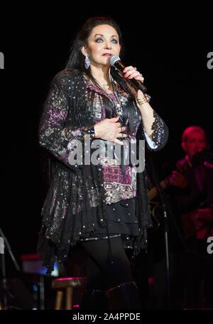 Hiawassee, GA, USA. 15 Okt, 2019. Crystal Gayle Crystal Gayle auf der Bühne im Konzert, Georgia Mountain Fairgrounds, Hiawassee, GA, 15. Oktober 2019. Credit: Derek Sturm/Everett Collection/Alamy leben Nachrichten Stockfoto