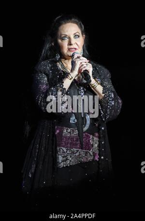 Hiawassee, GA, USA. 15 Okt, 2019. Crystal Gayle Crystal Gayle auf der Bühne im Konzert, Georgia Mountain Fairgrounds, Hiawassee, GA, 15. Oktober 2019. Credit: Derek Sturm/Everett Collection/Alamy leben Nachrichten Stockfoto