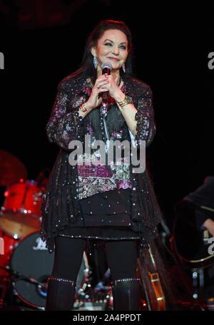 Hiawassee, GA, USA. 15 Okt, 2019. Crystal Gayle Crystal Gayle auf der Bühne im Konzert, Georgia Mountain Fairgrounds, Hiawassee, GA, 15. Oktober 2019. Credit: Derek Sturm/Everett Collection/Alamy leben Nachrichten Stockfoto