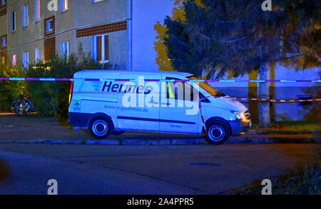 Haldensleben, Deutschland. 15 Okt, 2019. Der toten Paket Fahrer van. Zwei Mitarbeiter der Paketdienst Hermes in Haldensleben in Sachsen-Anhalt starb innerhalb von einem Tag. Credit: Tom Wunderlich/dpa-Zentralbild/dpa/Alamy leben Nachrichten Stockfoto