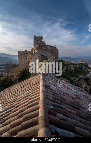 Blick auf Palafolls schloss mittelalterliche Ruine Hochburg zwischen Girona und Barcelona an der Costa Brava mit der katalanischen Flagge stolz fliegen über den Roma Stockfoto