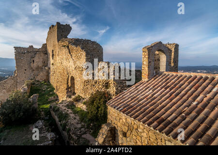 Blick auf Palafolls schloss mittelalterliche Ruine Hochburg zwischen Girona und Barcelona an der Costa Brava mit der katalanischen Flagge stolz fliegen über den Roma Stockfoto