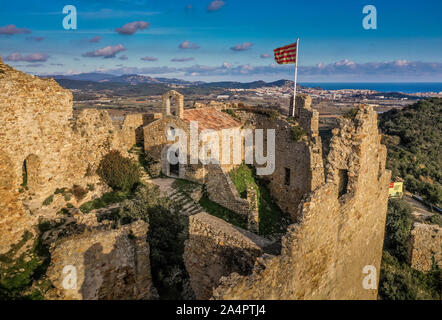 Blick auf Palafolls schloss mittelalterliche Ruine Hochburg zwischen Girona und Barcelona an der Costa Brava mit der katalanischen Flagge stolz fliegen über den Roma Stockfoto