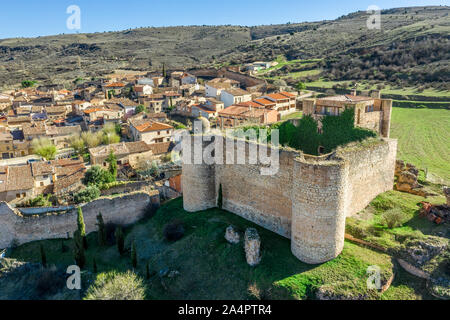 Palazuelos Antenne Panorama der mittelalterlichen Stadtmauern in Guadalajara, Spanien Stockfoto