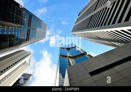 Perspektive Stadtbild von modernen Wolkenkratzern im Finanzviertel Raffle Platz in Singapur gegen Sky Stockfoto