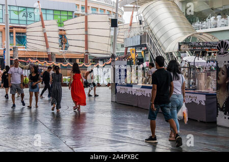 Patong, Phuket, Thailand - 17. Januar 2019: Touristen zu Fuß durch Jung Ceylon Einkaufszentrum. Das Zentrum ist die wichtigsten Einkaufsviertel. Stockfoto