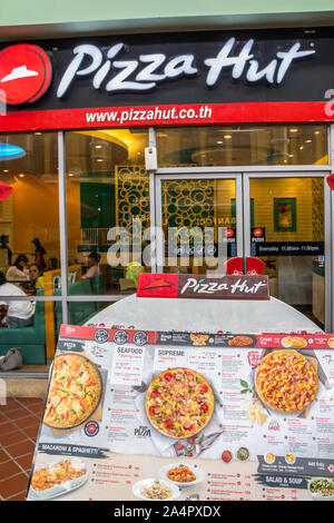 Patong, Phuket, Thailand - 17. Januar 2019: Pizza Hut Restaurant Jung Ceylon Einkaufszentrum. Das Unternehmen ist eine weltweite Kette. Stockfoto