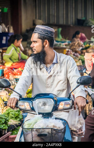 Mae Sot, Thailand - 3. Februar 2019: Muslimische Mann auf dem Motorrad. Motorräder sind eine beliebte Form der Beförderung. Stockfoto