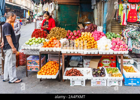 Mae Sot, Thailand - 3. Februar 2019: Anbieter und Kunde auf Obst am Morgen Marktstand. Der Markt ist jeden Tag geöffnet. Stockfoto