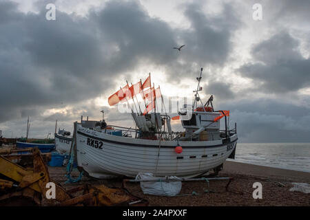 Fischerboot im Morgengrauen Hastings Altstadt Stade, East Sussex, Großbritannien Stockfoto