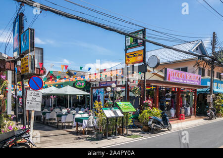 Kamala, Phuket, Thailand - 10. April 2019: Geschäfte und Restaurants in der Hauptstraße. Der Strand ist ein beliebtes Ziel für Touristen Stockfoto