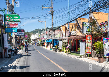 Kamala, Phuket, Thailand - 10. April 2019: Geschäfte und Restaurants in der Hauptstraße. Der Strand ist ein beliebtes Ziel für Touristen Stockfoto