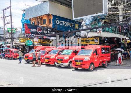 Patong, Phuket, Thailand - 25. Mai 2019: Tuk Tuks in Bangla Road gesäumt. Dies ist das Herz der Entertainment Bereich. Stockfoto