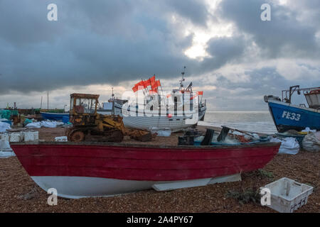 Fischerboot im Morgengrauen Hastings Altstadt Stade, East Sussex, Großbritannien Stockfoto