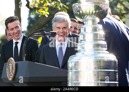 Eigentümer der St. Louis Blues Tom Stillman verbindet United States President Donald J. Trumpf als er beherbergt die St. Louis Blues, der 2019 den Stanley Cup Champions, im Weißen Haus in Washington, DC, USA am Dienstag, 15. Oktober 2019. Credit: Stefani Reynolds/CNP/MediaPunch Stockfoto