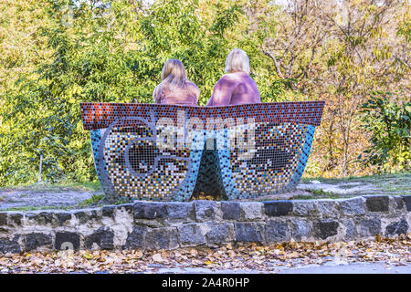 Kiew, Ukraine - Oktober 14, 2019: schönes Mosaik Sitzbank auf der Landschaft Gasse. Stockfoto