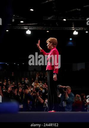 Aberdeen, Großbritannien. 15 Okt, 2019. Schottlands Erster Minister und die Scottish National Party (SNP) leader Nicola Sturgeon Gesten nach ihrer Rede auf der SNP-Jahreskonferenz 2019 in Aberdeen, Schottland, Großbritannien am Okt. 15, 2019. Stör sagte am Dienstag, dass ein unabhängiges Schottland als Brücke zwischen der Europäischen Union (EU) und im Vereinigten Königreich handeln könnte und einen 'Magnet für globale Investitionen." Quelle: Han Yan/Xinhua/Alamy leben Nachrichten Stockfoto