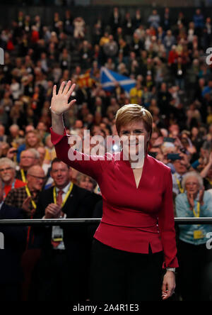 Aberdeen, Großbritannien. 15 Okt, 2019. Schottlands Erster Minister und die Scottish National Party (SNP) leader Nicola Sturgeon Gesten nach ihrer Rede auf der SNP-Jahreskonferenz 2019 in Aberdeen, Schottland, Großbritannien am Okt. 15, 2019. Stör sagte am Dienstag, dass ein unabhängiges Schottland als Brücke zwischen der Europäischen Union (EU) und im Vereinigten Königreich handeln könnte und einen 'Magnet für globale Investitionen." Quelle: Han Yan/Xinhua/Alamy leben Nachrichten Stockfoto