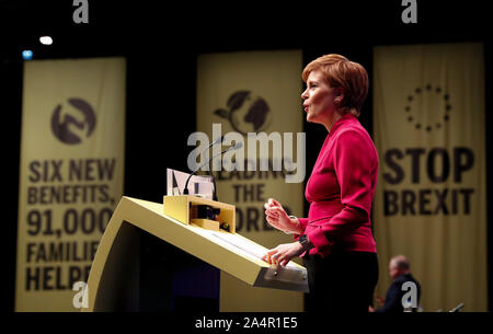 Aberdeen, Großbritannien. 15 Okt, 2019. Schottlands Erster Minister und die Scottish National Party (SNP) leader Nicola Sturgeon gibt eine Rede an der SNP-Jahreskonferenz 2019 in Aberdeen, Schottland, Großbritannien am Okt. 15, 2019. Stör sagte am Dienstag, dass ein unabhängiges Schottland als Brücke zwischen der Europäischen Union (EU) und im Vereinigten Königreich handeln könnte und einen 'Magnet für globale Investitionen." Quelle: Han Yan/Xinhua/Alamy leben Nachrichten Stockfoto