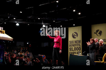 Aberdeen, Großbritannien. 15 Okt, 2019. Schottlands Erster Minister und die Scottish National Party (SNP) leader Nicola Sturgeon Gesten nach ihrer Rede auf der SNP-Jahreskonferenz 2019 in Aberdeen, Schottland, Großbritannien am Okt. 15, 2019. Stör sagte am Dienstag, dass ein unabhängiges Schottland als Brücke zwischen der Europäischen Union (EU) und im Vereinigten Königreich handeln könnte und einen 'Magnet für globale Investitionen." Quelle: Han Yan/Xinhua/Alamy leben Nachrichten Stockfoto