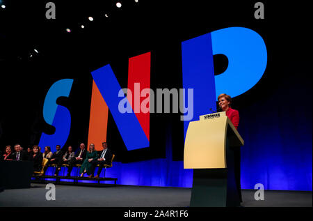 Aberdeen, Großbritannien. 15 Okt, 2019. Schottlands Erster Minister und die Scottish National Party (SNP) leader Nicola Sturgeon gibt eine Rede an der SNP-Jahreskonferenz 2019 in Aberdeen, Schottland, Großbritannien am Okt. 15, 2019. Stör sagte am Dienstag, dass ein unabhängiges Schottland als Brücke zwischen der Europäischen Union (EU) und im Vereinigten Königreich handeln könnte und einen 'Magnet für globale Investitionen." Quelle: Han Yan/Xinhua/Alamy leben Nachrichten Stockfoto