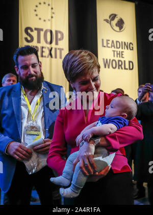 Aberdeen, Großbritannien. 15 Okt, 2019. Schottlands Erster Minister und die Scottish National Party (SNP) leader Nicola Sturgeon hält ein Baby nach ihrer Rede auf der SNP-Jahreskonferenz 2019 in Aberdeen, Schottland, Großbritannien am Okt. 15, 2019. Stör sagte am Dienstag, dass ein unabhängiges Schottland als Brücke zwischen der Europäischen Union (EU) und im Vereinigten Königreich handeln könnte und einen 'Magnet für globale Investitionen." Quelle: Han Yan/Xinhua/Alamy leben Nachrichten Stockfoto