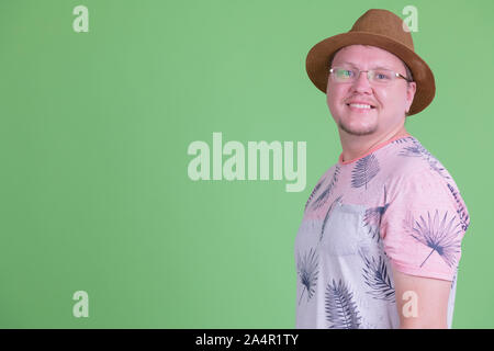 Profil anzeigen von Happy Übergewicht bärtigen touristische Mann an der Kamera auf der Suche Stockfoto