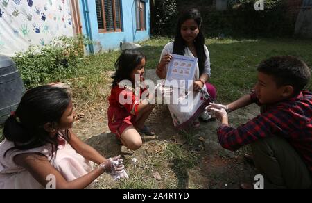 Kathmandu, Nepal. 15 Okt, 2019. Nepalesische Kinder lernen die Hände zu waschen, wie ihre Lehrer, die im Verlauf der Veranstaltung "Global Handwashing Day" in Kathmandu, Nepal, 15. Oktober 2019 zu markieren. "Global Handwashing Day ist eine jährliche Kampagne gefeiert zu motivieren und Menschen rund um die Welt mobilisieren ihre Händewaschen Gewohnheiten zu verbessern. Credit: Sunil Sharma/Xinhua/Alamy leben Nachrichten Stockfoto