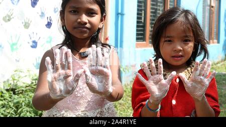 Kathmandu, Nepal. 15 Okt, 2019. Nepalesische Kinder zeigen seifigen Hände wie Sie lernen die Hände während der Veranstaltung "Global Handwashing Day" in Kathmandu, Nepal, 15. Oktober 2019 zu markieren, zu waschen. "Global Handwashing Day ist eine jährliche Kampagne gefeiert zu motivieren und Menschen rund um die Welt mobilisieren ihre Händewaschen Gewohnheiten zu verbessern. Credit: Sunil Sharma/Xinhua/Alamy leben Nachrichten Stockfoto