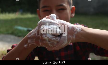 Kathmandu, Nepal. 15 Okt, 2019. Einer nepalesischen Kind wäscht die Hände während der Veranstaltung "Global Handwashing Day" in Kathmandu, Nepal, 15. Oktober 2019 zu markieren. "Global Handwashing Day ist eine jährliche Kampagne gefeiert zu motivieren und Menschen rund um die Welt mobilisieren ihre Händewaschen Gewohnheiten zu verbessern. Credit: Sunil Sharma/Xinhua/Alamy leben Nachrichten Stockfoto