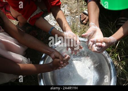 Kathmandu, Nepal. 15 Okt, 2019. Nepalesische Kinder Hände waschen während der Veranstaltung "Global Handwashing Day" in Kathmandu, Nepal, 15. Oktober 2019 zu markieren. "Global Handwashing Day ist eine jährliche Kampagne gefeiert zu motivieren und Menschen rund um die Welt mobilisieren ihre Händewaschen Gewohnheiten zu verbessern. Credit: Sunil Sharma/Xinhua/Alamy leben Nachrichten Stockfoto