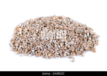 Geblähter Vermiculit Mineral, auf weißem Hintergrund. Mineral im Gartenbau verwendet. Stockfoto